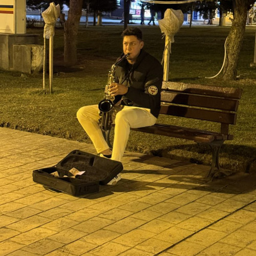 Un tânăr saxofonist aduce emoție în centrul Târgu Jiu