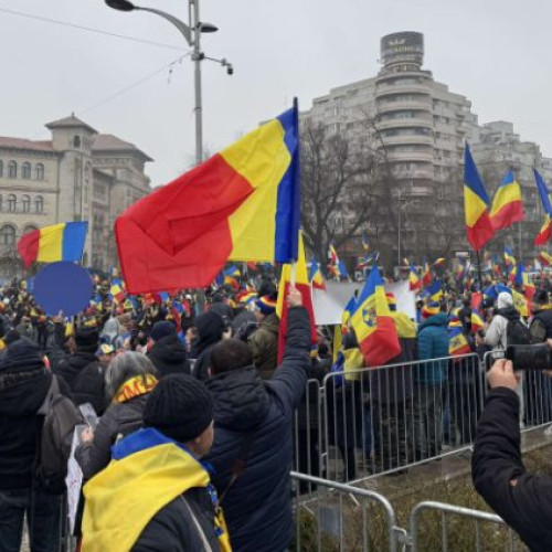 Incidente violente între manifestanți și jandarmi în Piața Victoriei