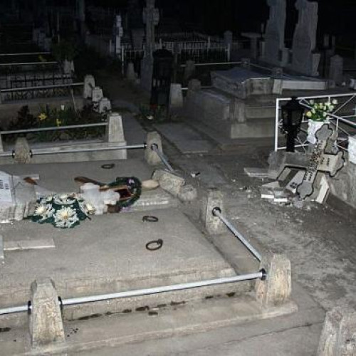 Clujean revoltat după daunele provocate de un șofer într-un cimitir