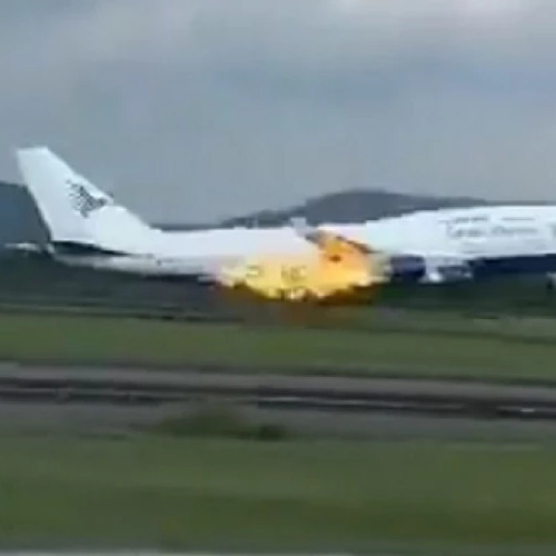 Avion FedEx efectuează aterizare de urgență după impactul cu păsări