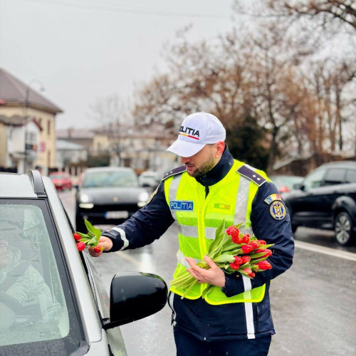 Polițiștii din Dâmbovița oferă mărțișoare în loc de sancțiuni