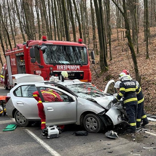 Accident rutier la Mujdeni: două victime extrase din autoturisme