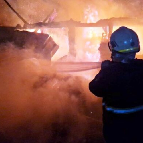 Incendiu la o casă din comuna Dumbraveni