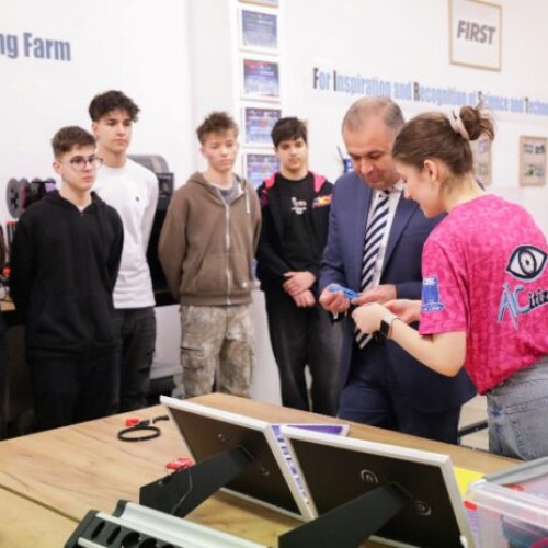 Nicușor Halici, vizită la clubul de robotică AICitizens din Focșani