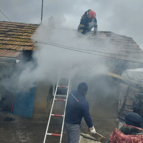 Incendiu în Borosoaia: Un bărbat rănit în urma unei tentative de a aprinde focul cu benzină