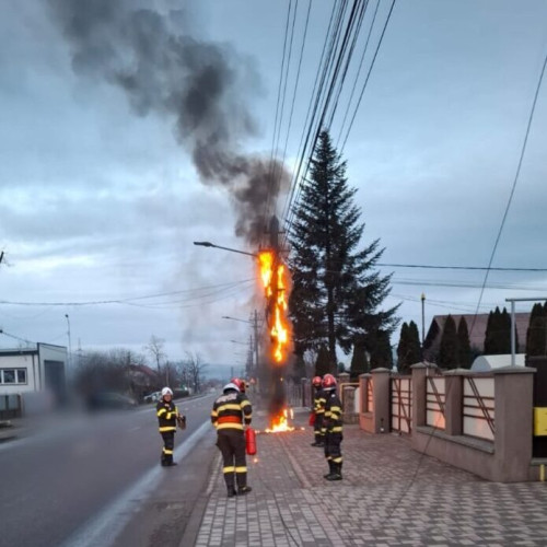 Panic în cartierul Itcani, din municipiul Suceava, după un incendiu la un stâlp electric