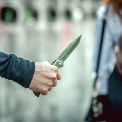 Femeie amenințată cu un cuțit de fostul concubin