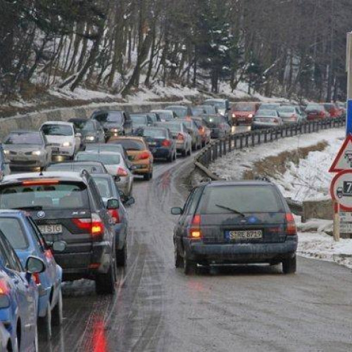 Creștere a traficului pe Valea Prahovei, în apropierea finalului sezonului de schi