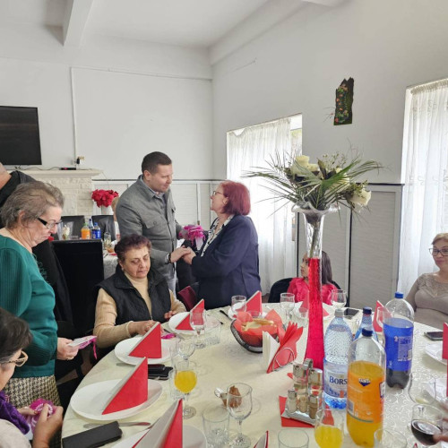 Social-democrații din Dâmbovița sărbătoresc primăvara cu flori și mărțișoare