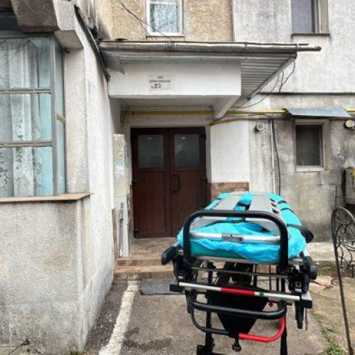 Incident tragic în Botoșani: un bărbat de 73 de ani a murit în scara blocului