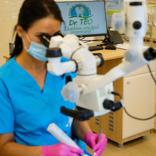 Clinica de Medicina Dentara DR TEO utilizează tehnologia microscopului dentar pentru tratamente eficiente
