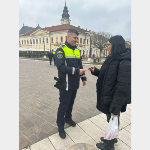 Politistii din Bihor oferă martisoare cu mesaje preventive de 1 Martie