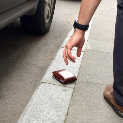 Tânăr cercetat pentru furt după ce a găsit un portofel cu bani în Bistrița