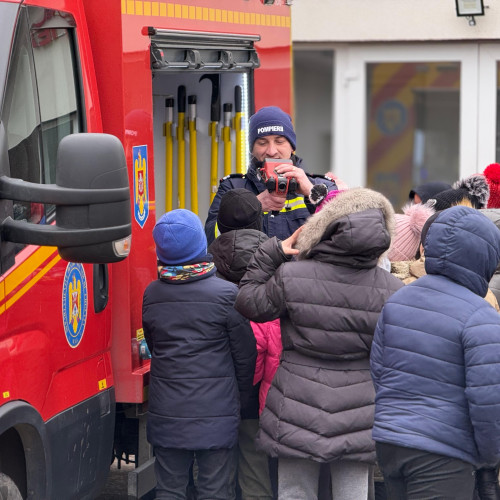 Pompierele din Botoșani educă tinerii despre siguranță