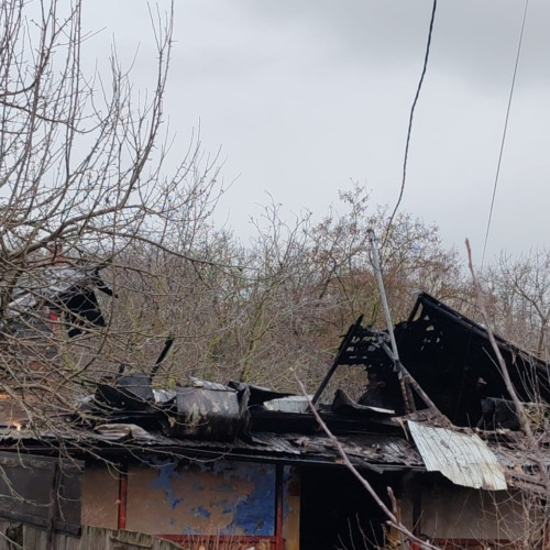 Incendiu devastator în Secuieni: o femeie a fost găsită decedată