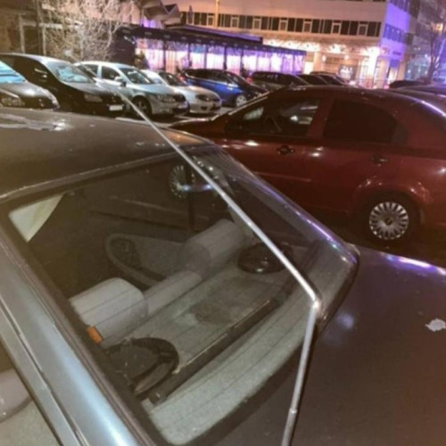 Mașină vandalizată într-o parcare din Cluj-Napoca
