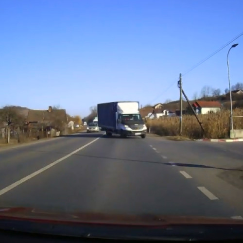 Incident grav la Mera: un camion a tăiat calea unei maşini