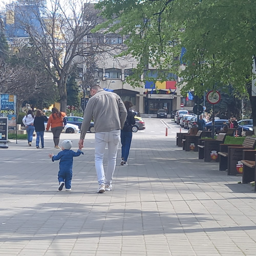 Mii de bărbați din Botoșani își iau concediu pentru a avea grijă de copii
