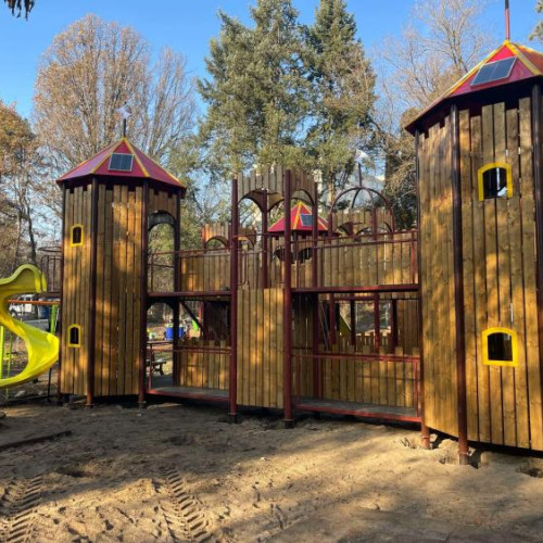 Nemulțumiri ale părinților din Cluj-Napoca în legătură cu locul de joacă din parcul Detunata