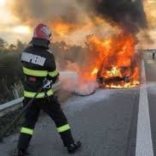 Incendiu devastator la un autoturism în apropiere de Chisineu-Cris