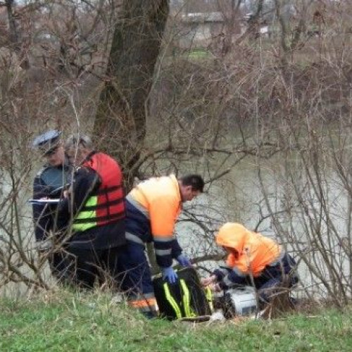 Bărbat dispărut, găsit într-o groapă cu apă de trei metri