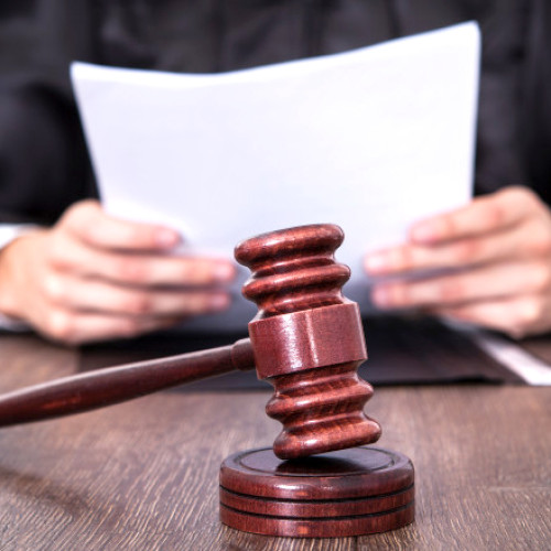 Femeie sancționată pentru cereri abuzive de ordin de protecție