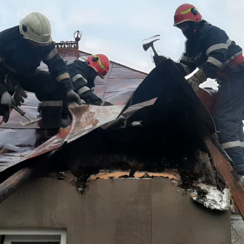 Incendiu în localitatea Vlasinesti, provocat de un coș de fum neizolat