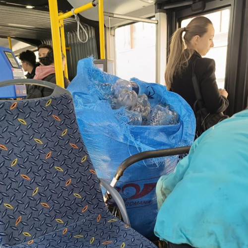 Autobuzele și troleibuzele din Cluj-Napoca, invadate de „reciclatori”