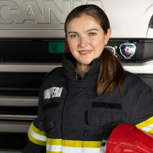 O tânără pompieră din Cluj inspirează prin dedicarea sa