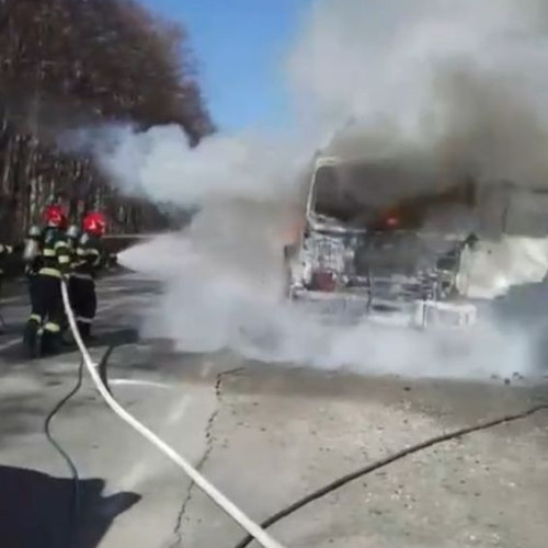Incendiul la autocamion a fost stins, cauzele fiind investigate