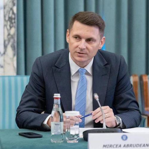 Conducerea Senatului acuzată de abuzuri și încălcarea legii