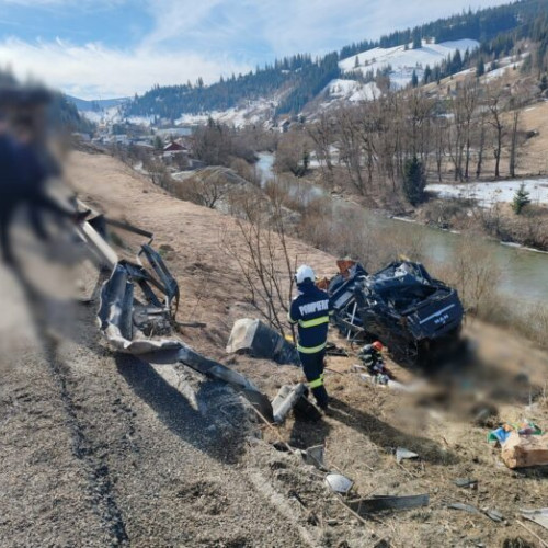 Tir răsturnat după impactul cu un parapet de metal în Iacobeni