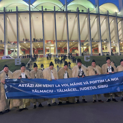 Grup de sibieni în cojoace de ciobani la meciul FCSB - Olympique Lyon