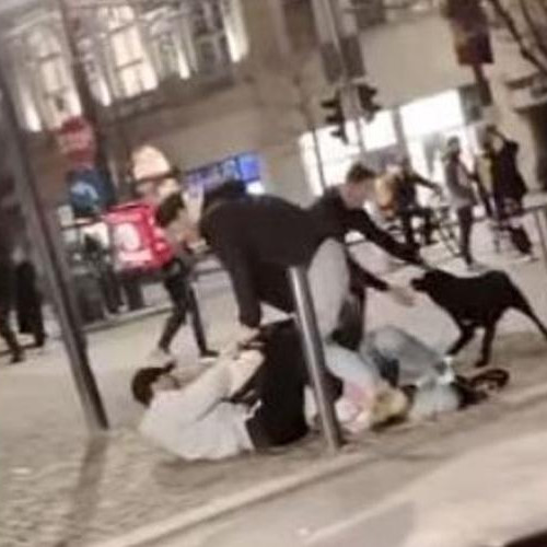Luptă pe trotuar în Cluj-Napoca: Video înfiorător surprinde momentul
