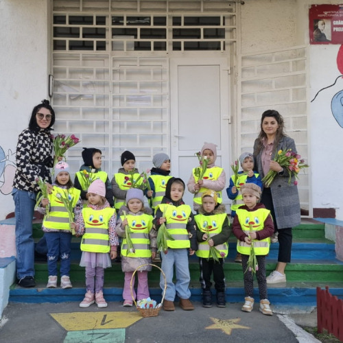 Copiii din Micro 38 aduc bucurie doamnelor de 8 Martie