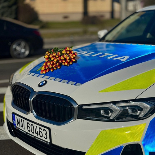 Ziua Internațională a Femeii sărbătorită cu flori de polițiștii din Satu Mare
