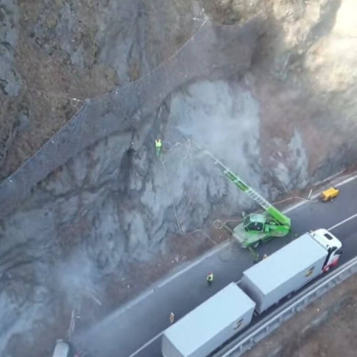 Continuă lucrările de consolidare pe DN7, Valea Oltului