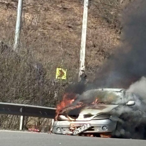 Mașina a ars complet la sosirea echipajelor