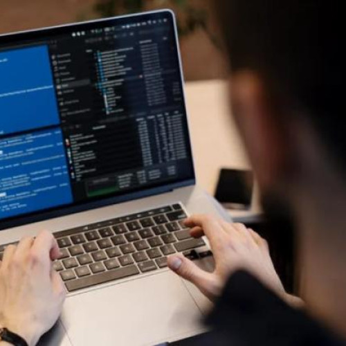 Tânăr programator de 26 de ani se confruntă cu burnout în cariera IT