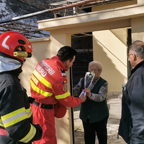 Pompierii din Satu Mare sărbătoresc 8 Martie cu flori pentru doamne și domnișoare
