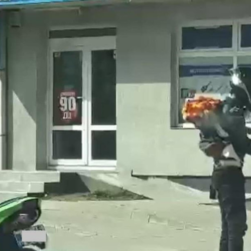 Un bărbat pe motocicletă oferă flori în Alba Iulia de 8 Martie