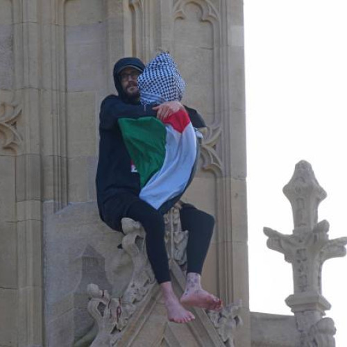 Escaladarea turnului Big Ben atrage atenția în Londra