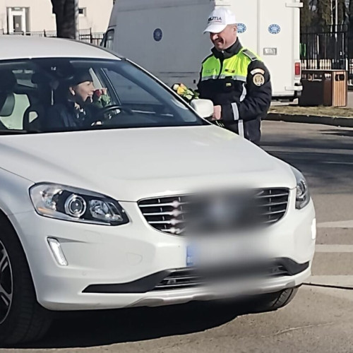 Polițiștii rutieri din Pașcani au sărbătorit Ziua Femeii cu flori
