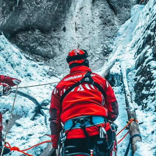 Salvamontiștii intervin după ce turiștii au ignorat semnalizarea din Carpați