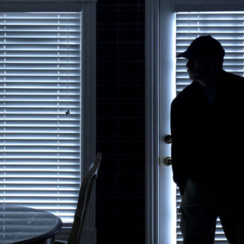 Trei hoți condamnați pentru furt de bunuri din locuințe