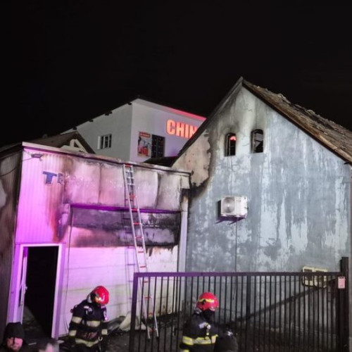 Incendiu puternic într-un imobil din Bistrița