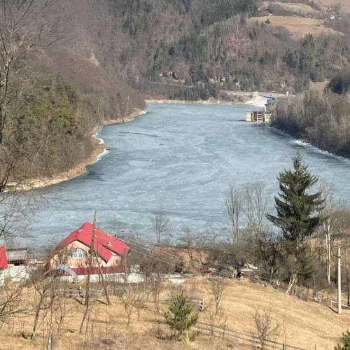 Peisaj feeric pe lacul de acumulare de la Mihoesti
