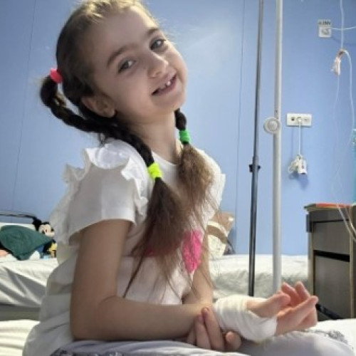 O fetiță din Botoșani cere ajutor pentru tratament