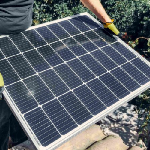 Tot mai mulți proprietari aleg panouri fotovoltaice pentru economii și independență energetică