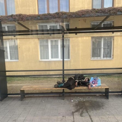 Stațiile de autobuz din Piața Gării, folosite ca adăposturi temporare de oamenii străzii